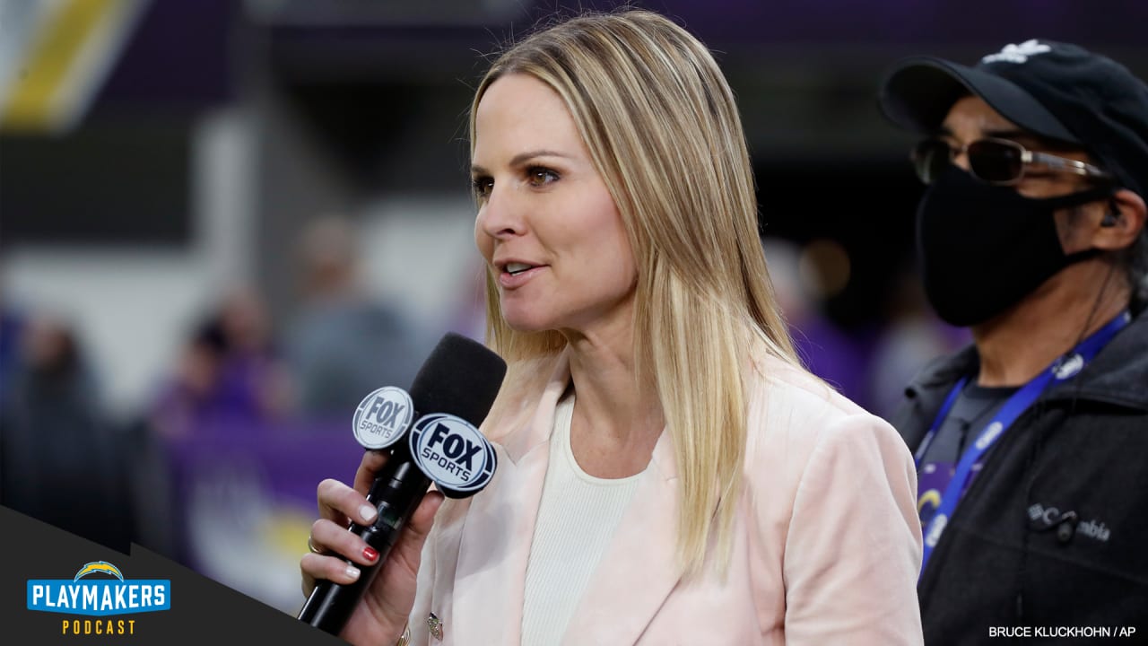 FOX Sports reporter Laura Okmin works the sideline during the game the  Tennessee Titans and the New York Giants Sunday, Sept. 11, 2022, in  Nashville, Tenn. (AP Photo/Wade Payne Stock Photo - Alamy