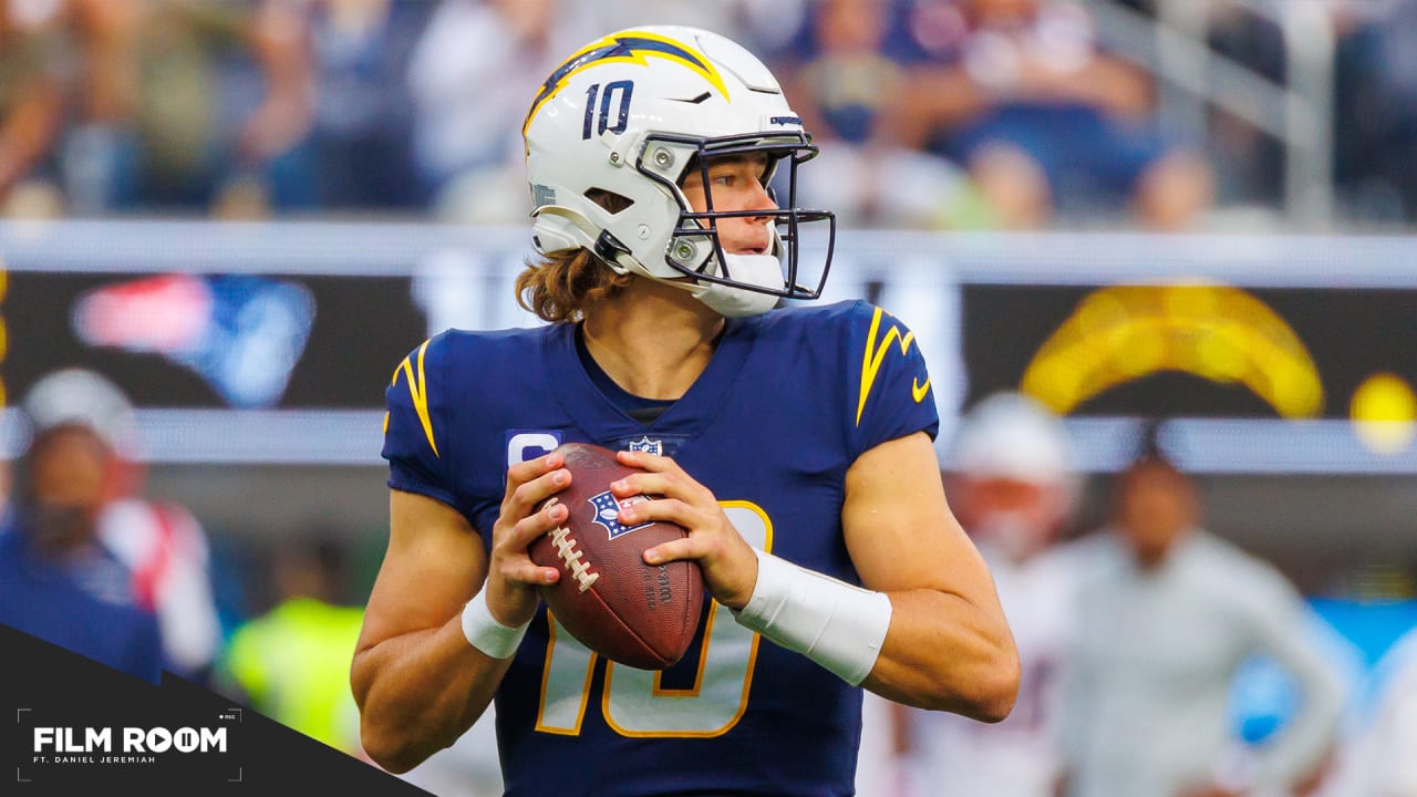 Los Angeles Chargers wide receiver Mike Williams (81) warms ups before an  NFL football game against the Las Vegas Raiders Monday, Oct. 4, 2021, in  Inglewood, Calif. (AP Photo/Kyusung Gong Stock Photo - Alamy