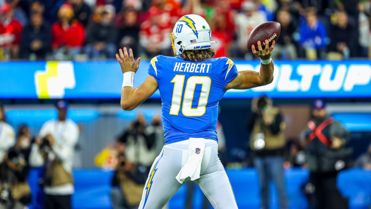 Can't-Miss Play: Los Angeles Chargers quarterback Justin Herbert's 51-yard  bomb to wide receiver Joshua Palmer seals win vs. Raiders