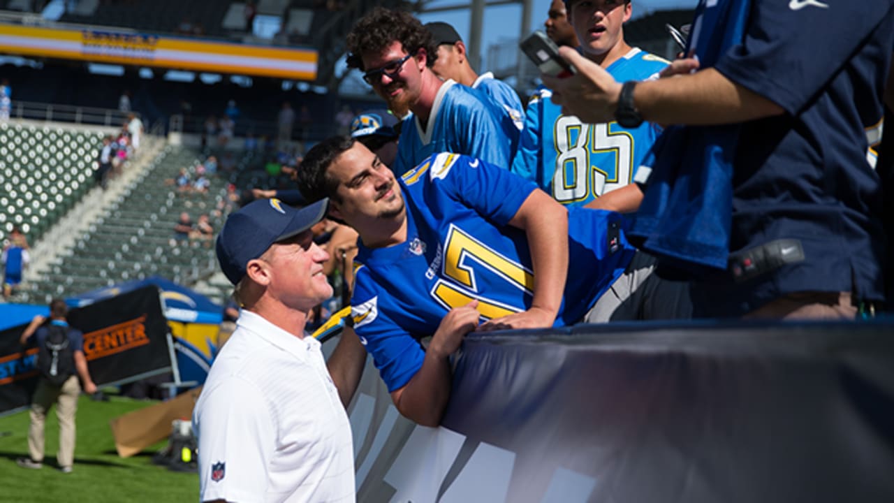 Fans get first look at Chargers' interim home field at StubHub Center - Los  Angeles Times