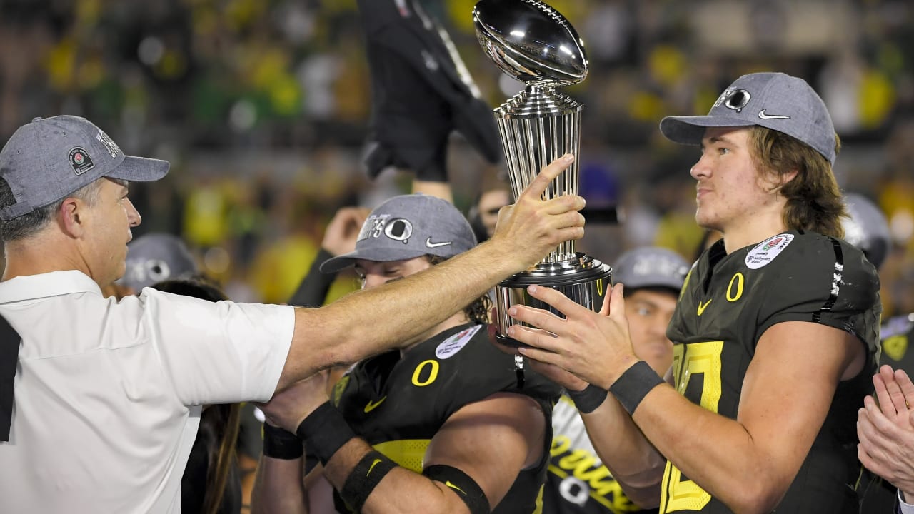 Oregon's Mario Cristobal, Justin Herbert have hilarious take on