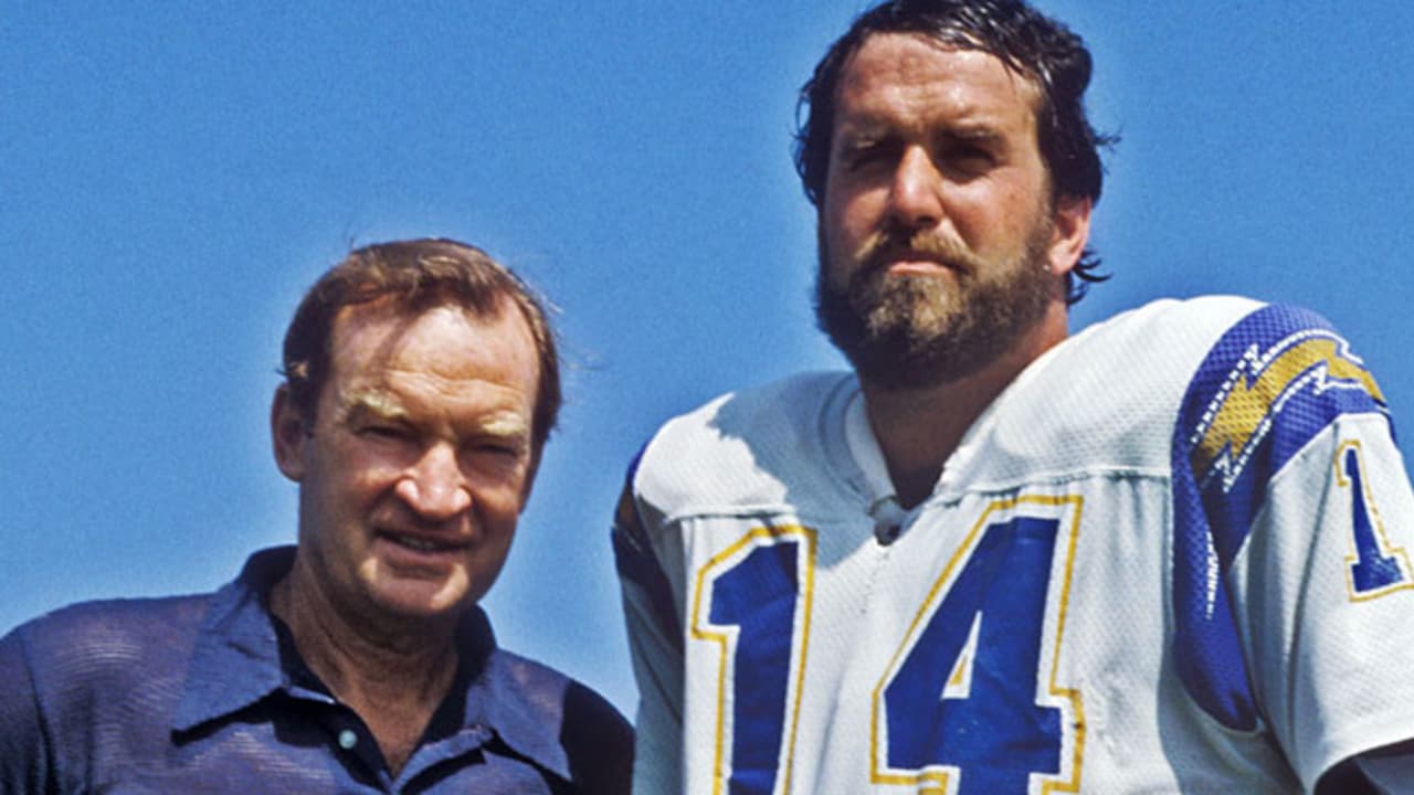 Former San Diego Chargers quarterback Dan Fouts presents Don