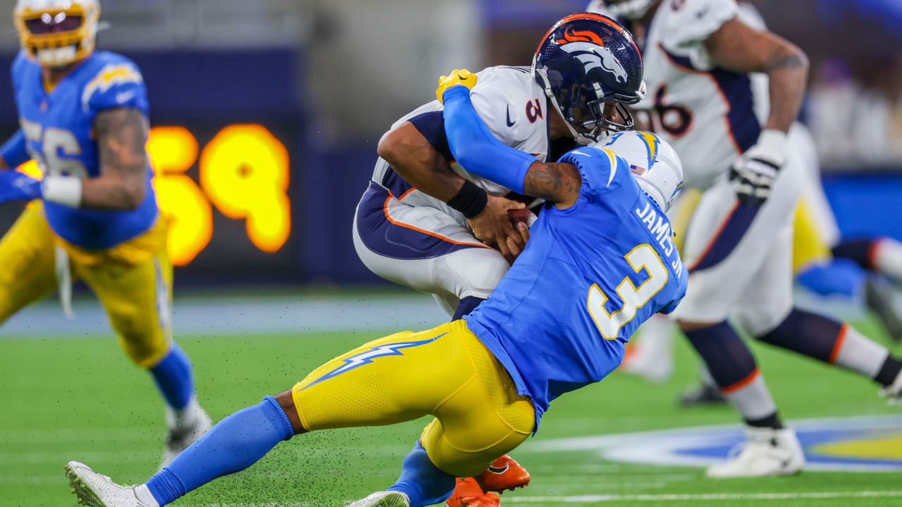 Russell Wilson, Derwin James kneel in prayer before Broncos