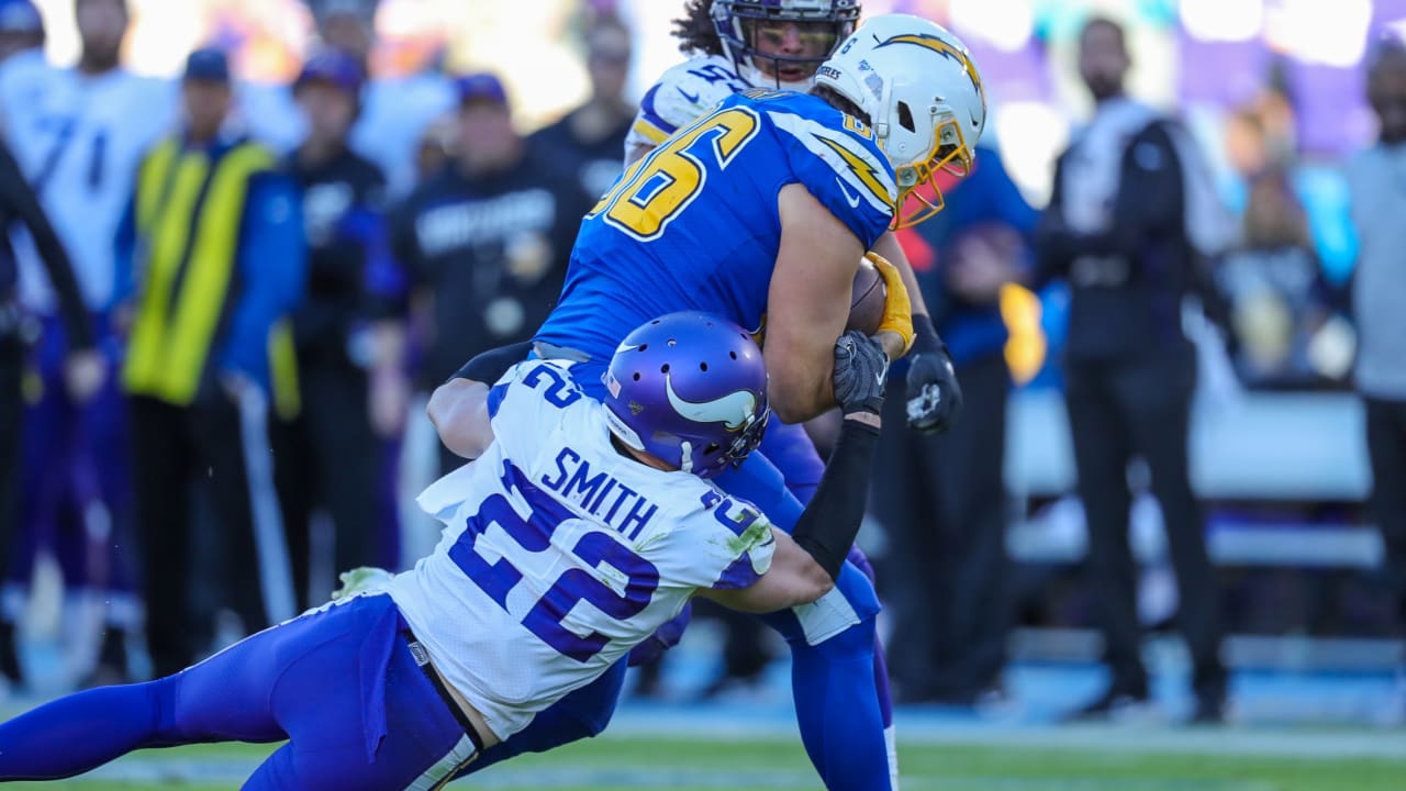 Can't-Miss Play: Los Angeles Chargers rookie linebacker Daiyan Henley makes  a one-handed interception off a deflection