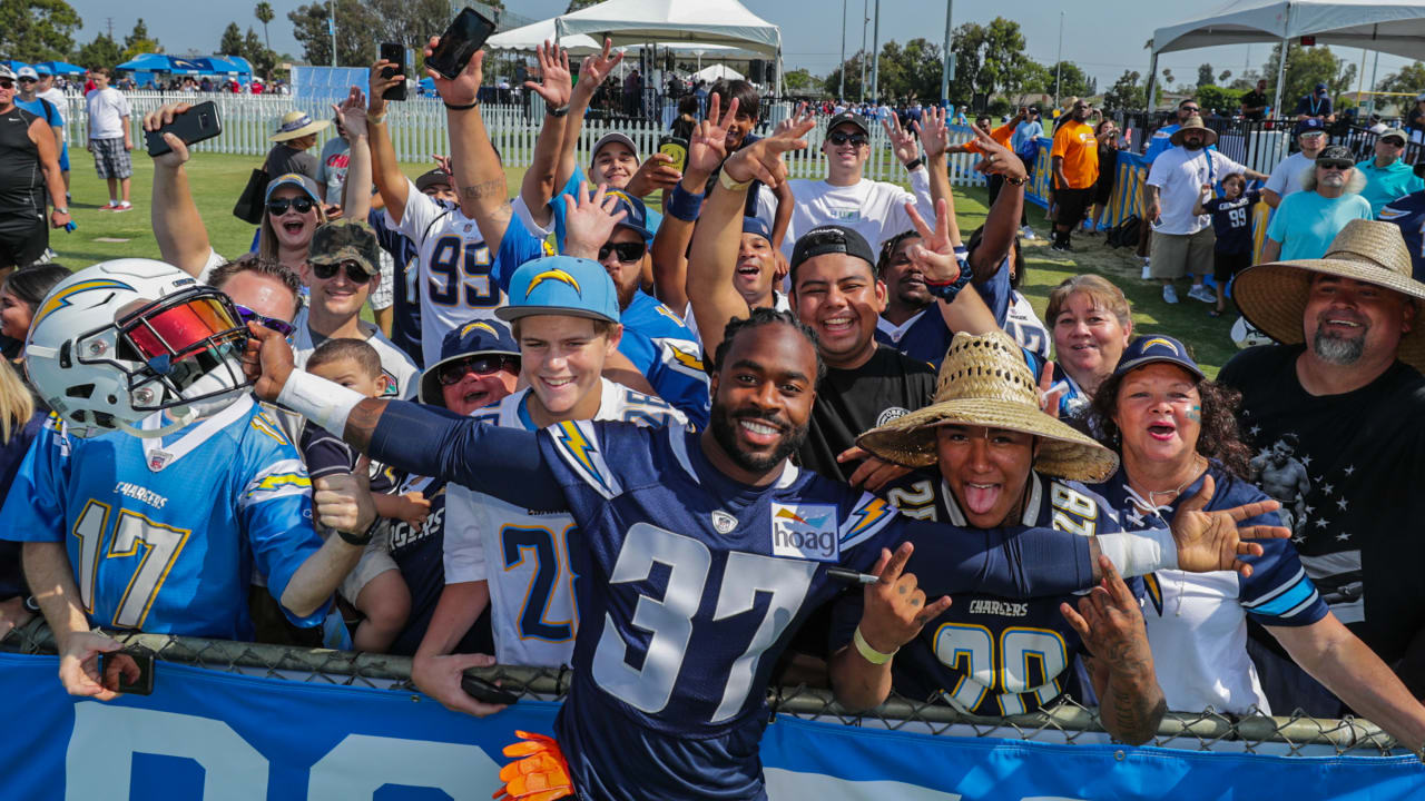 Chargers Training Camp: Fans excited for football season - CBS Los Angeles