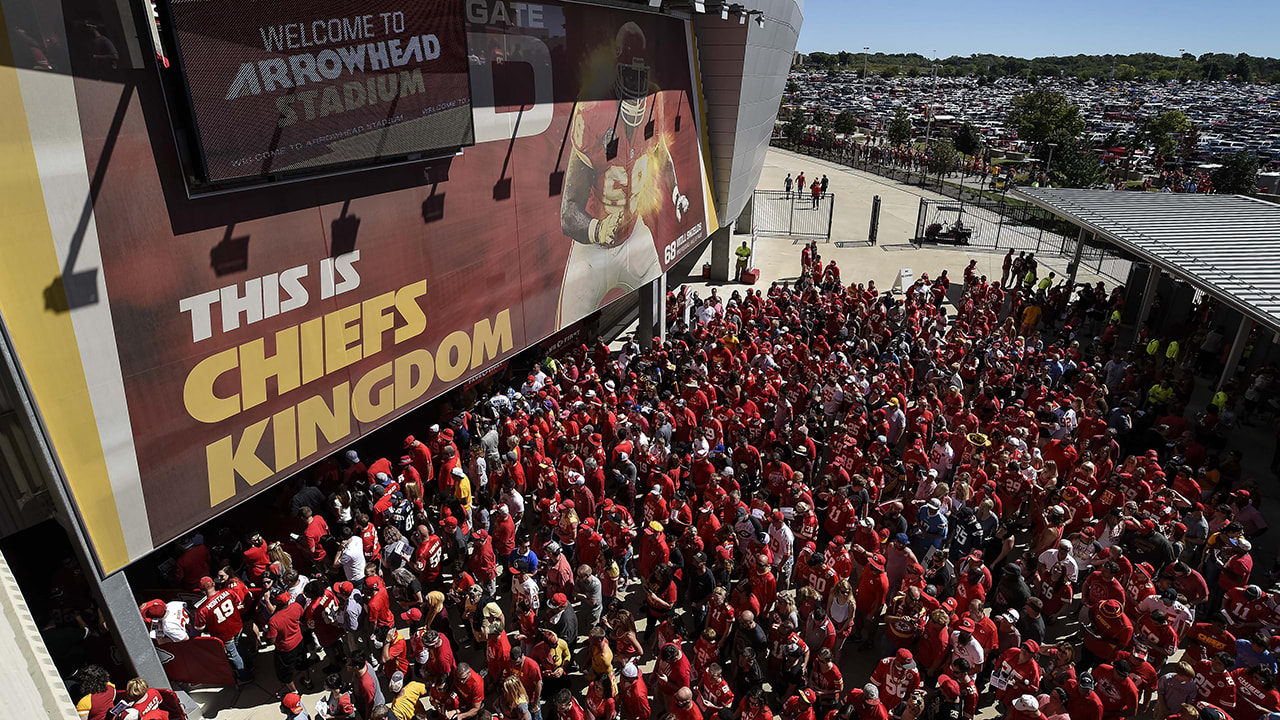 Kenny Chesney - Arrowhead Stadium.. The loudest stadium in the