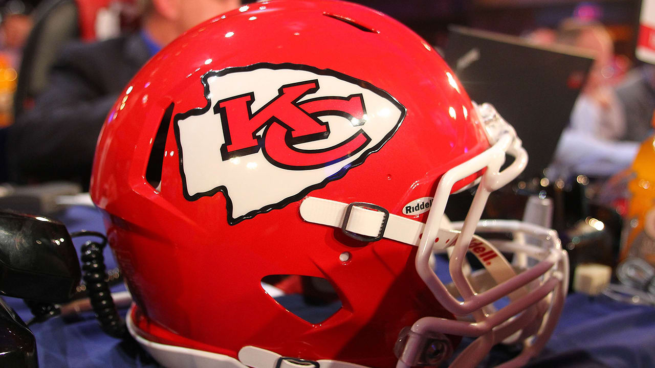 Jets acquire OL Duvernay-Tardif from Chiefs for TE Brown - The San