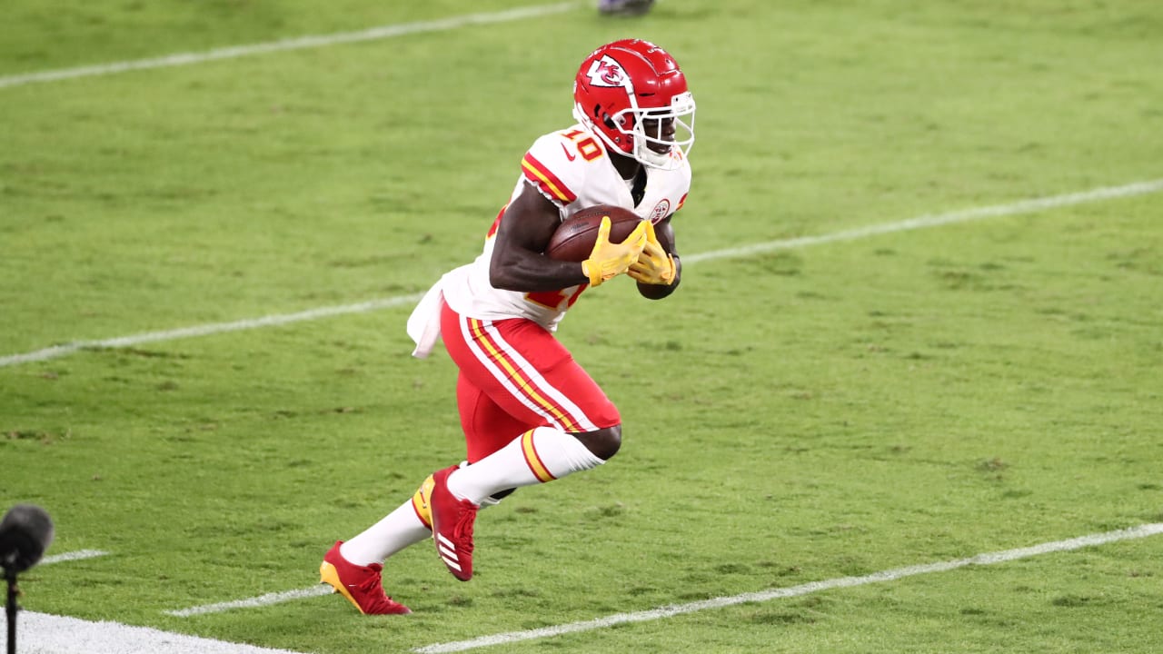 Tyreek Hill Prances Free On an End Around for 22 Yards
