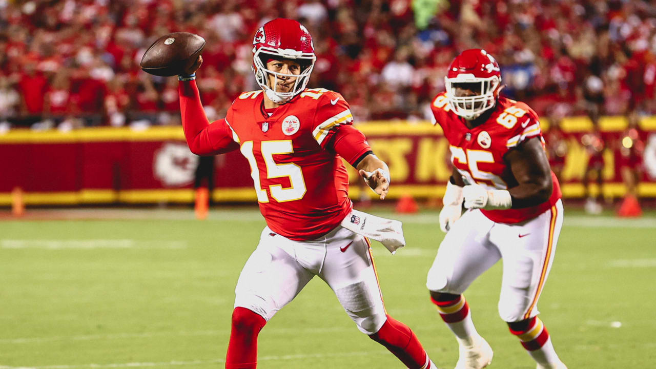 TOUCHDOWN Patrick Mahomes Scrambles for Sidearm Strike to Jerick McKinnon