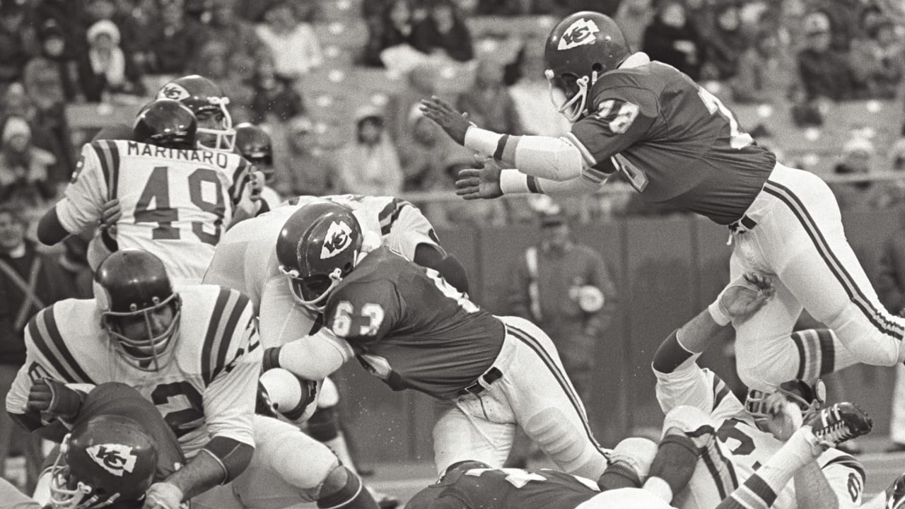 NFL] .@Chiefs legends Buck Buchanan, Bobby Bell, and Willie Lanier have  been selected to the #NFL100 All-Time Team! ⭐️ Super Bowl IV Champions ⭐️  Buchanan: 2x Pro Bowl DT ⭐️ Bell: 3x