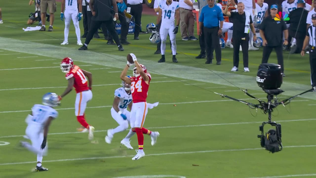 Kansas City Chiefs quarterback Patrick Mahomes delivers perfect sideline  pass wide receiver Justin Watson for 37 yards