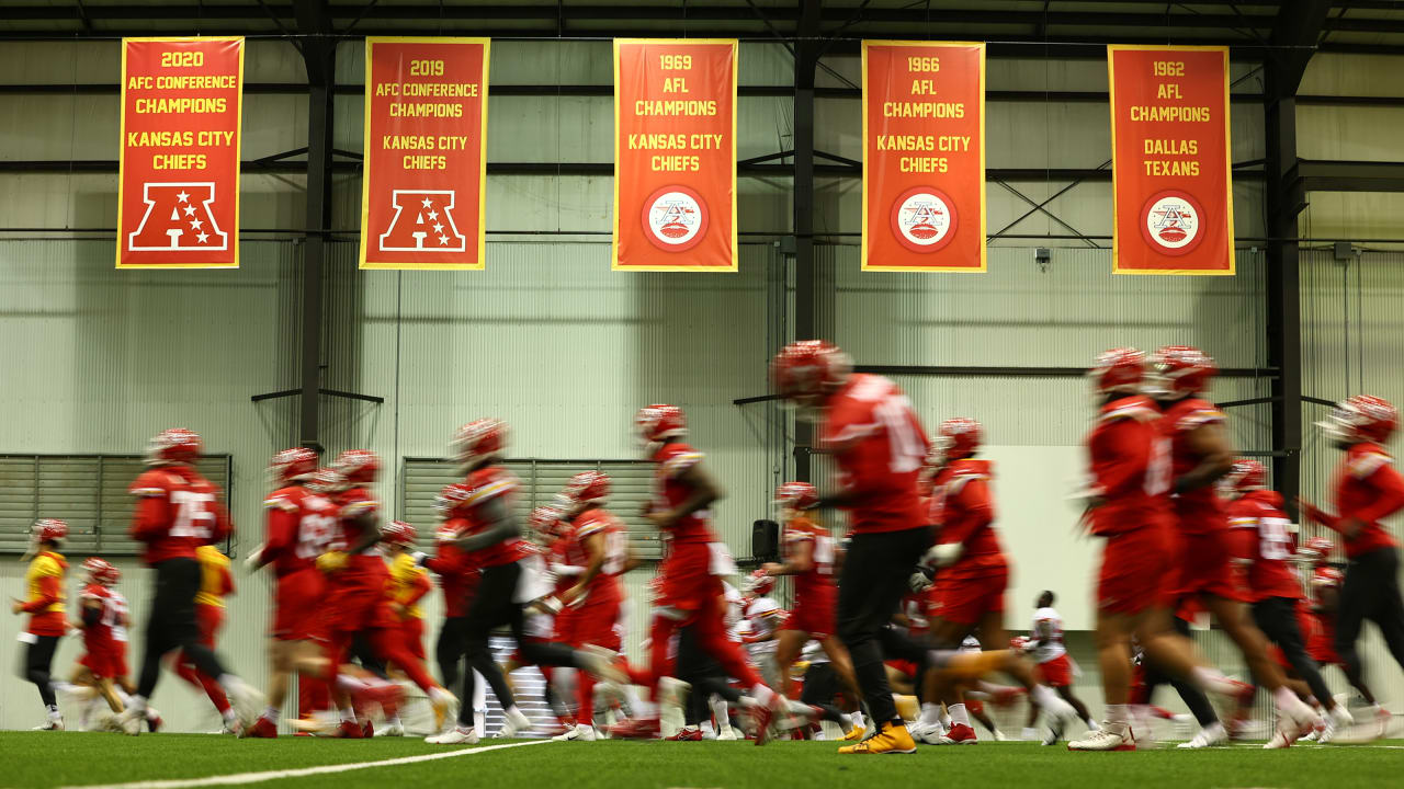 Kansas City Chiefs players stretch during the NFL football team's organized  team activities Thursday, May 26, 2022, in Kansas City, Mo. (AP  Photo/Charlie Riedel Stock Photo - Alamy