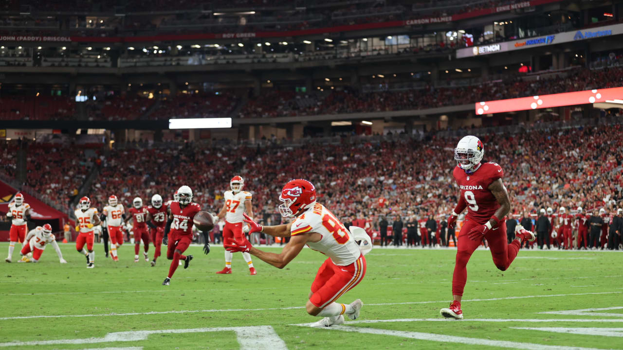 Kansas City Chiefs quarterback Patrick Mahomes delivers perfect sideline  pass wide receiver Justin Watson for 37 yards