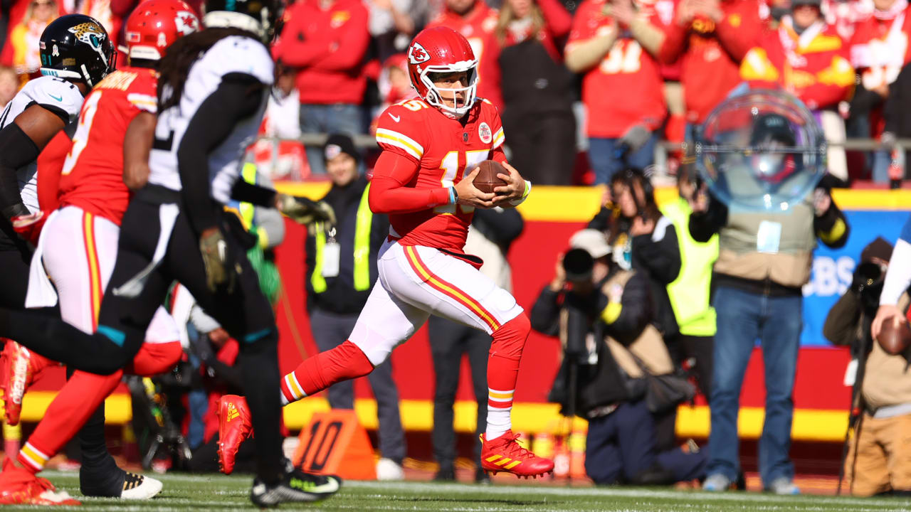 Patrick Mahomes Takes ESCAPE ROUTE For 19-yard Scramble