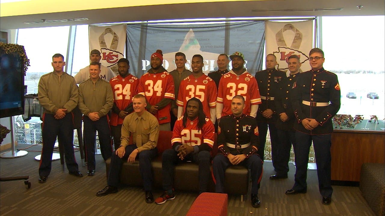 Chiefs RBs Played Video Games with Servicemen