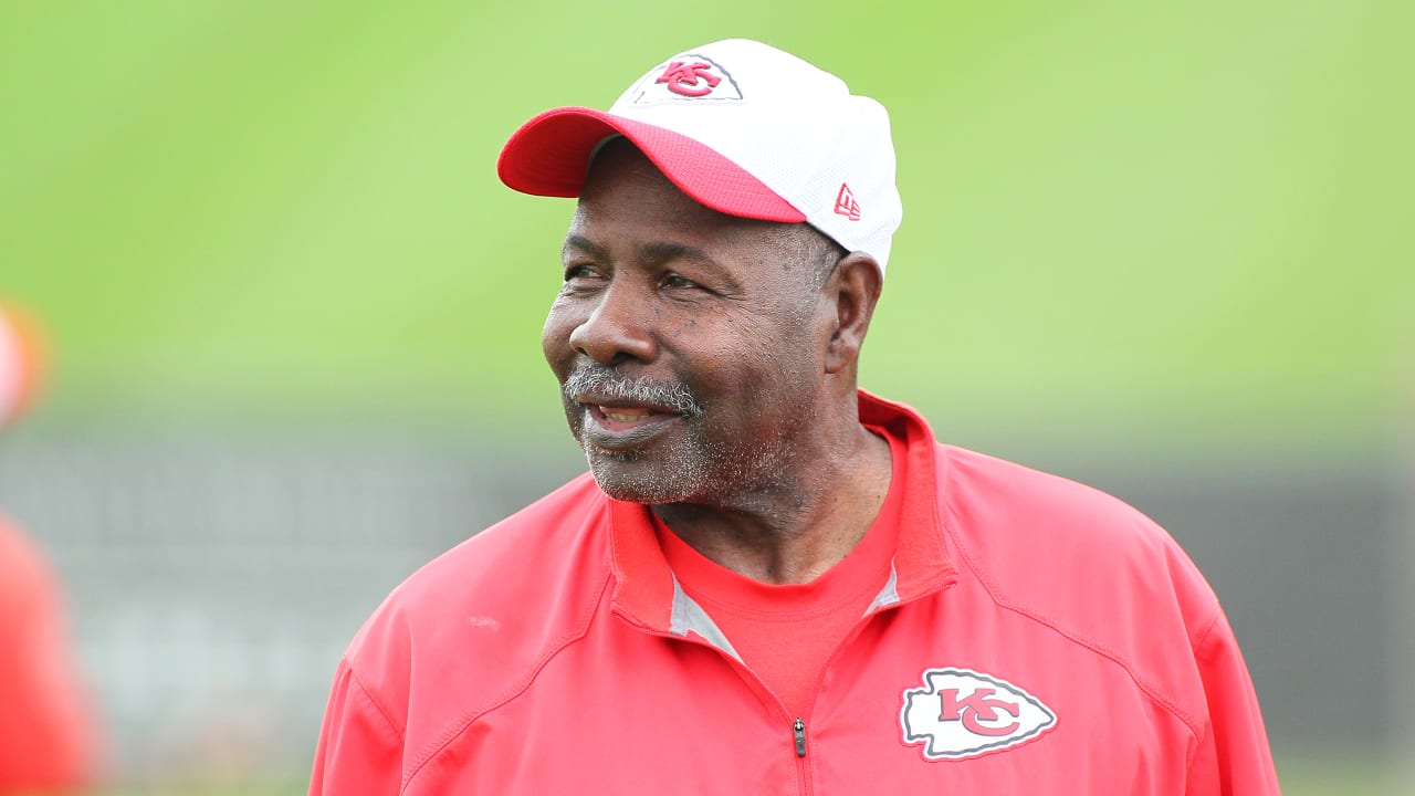 Kansas City Chiefs defensive backs coach Emmitt Thomas shares a laugh with  players during an NFL football training camp practice Tuesday, Aug. 18,  2015, in St. Joseph, Mo. (Andrew Carpenean/The St. Joseph