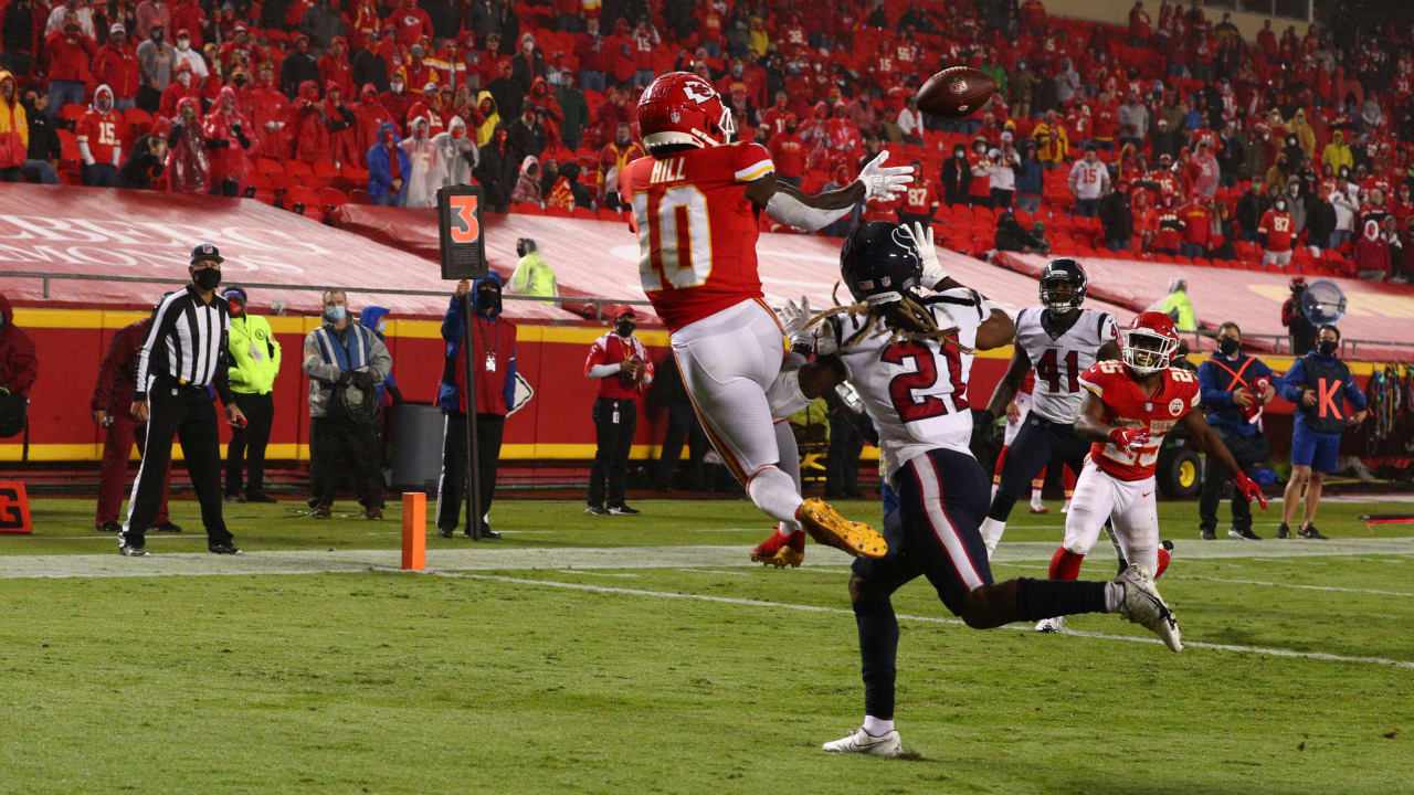 VIDEO: Patrick Mahomes, Tyreek Hill Piggyback Ride After 41-Yard TD