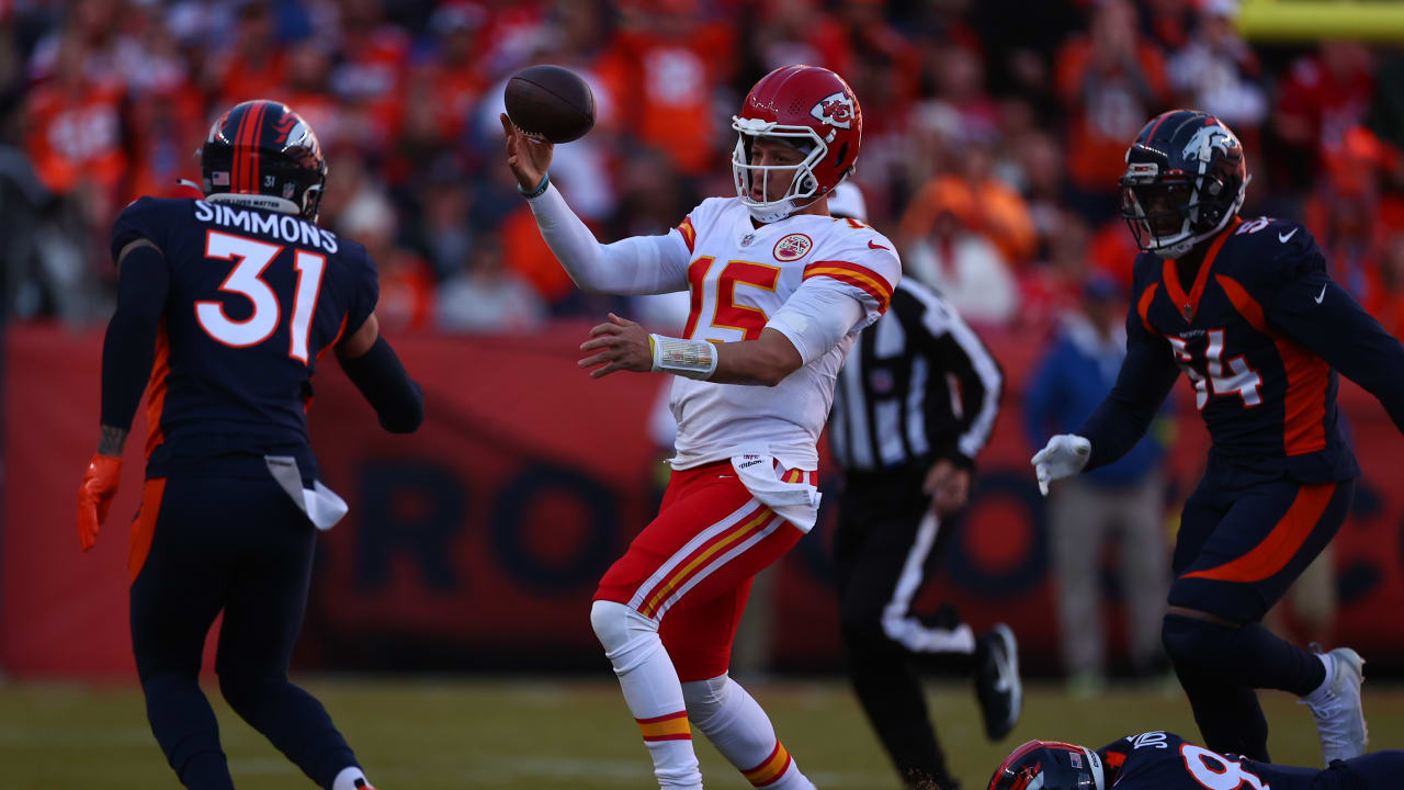 Mahomes throws a touchdown pass as Chiefs roll to 38-10 preseason win over  the Cardinals