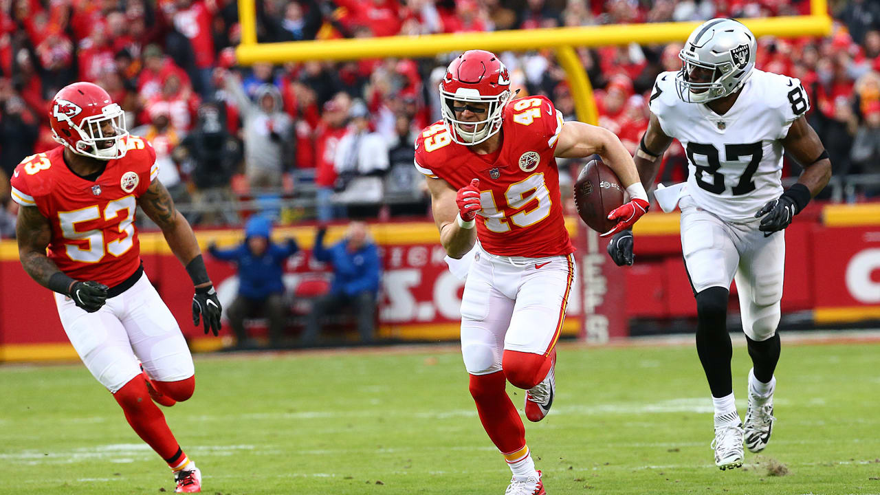 Chiefs Lead Raiders, 21-3, at Halftime