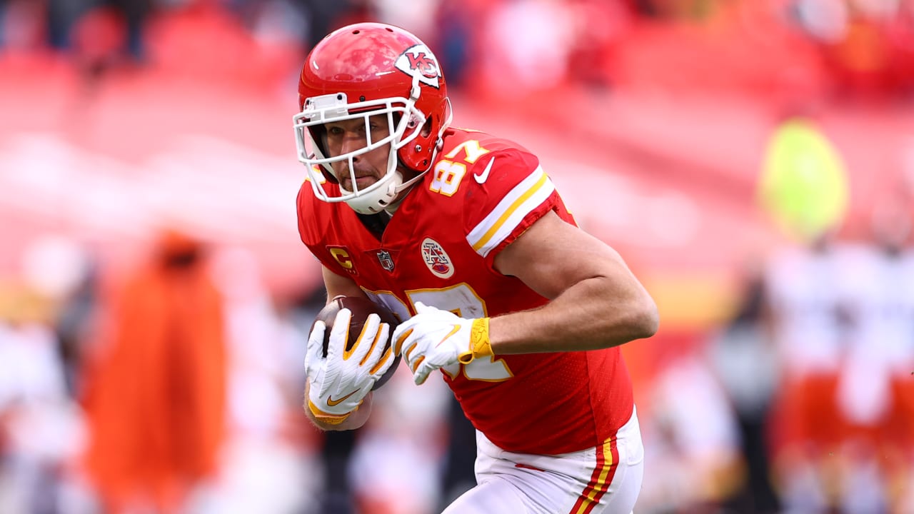 TOUCHDOWN Travis Kelce Catches Air on 20Yard Catch and Run for Score