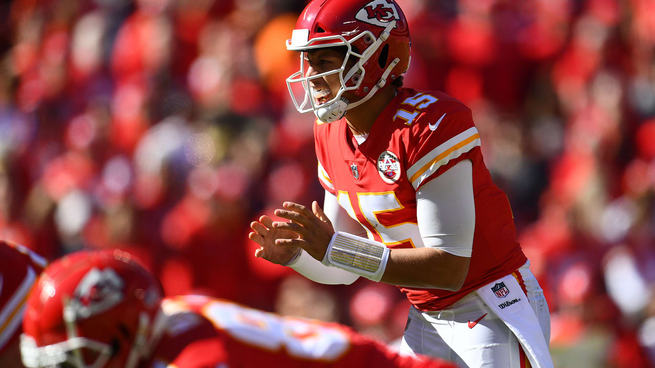 Patrick Mahomes Throws Under Pressure to Tyreek Hill