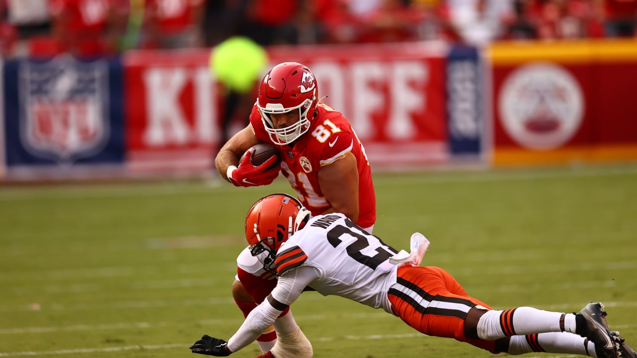 Kansas City Chiefs motion tight end Blake Bell in to take a quarterback  sneak for a third-down pickup