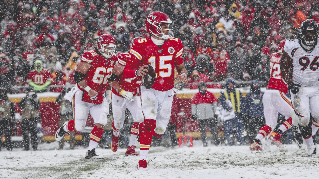 Blake Bell Leaps into the Stands after Hauling in Patrick Mahomes