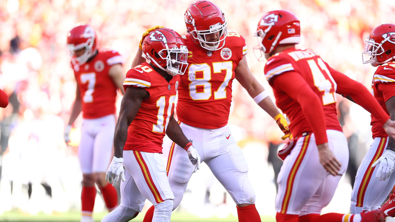TOUCHDOWN: Patrick Mahomes Escapes Pressure and hits Travis Kelce for TD