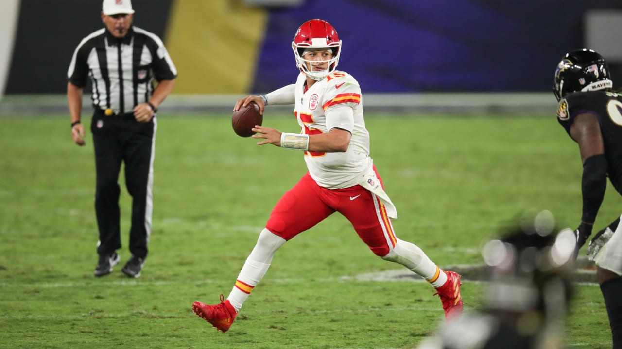 Chiefs vs Bucs: Mahomes 'Houdini' TD pass to Edwards-Helaire