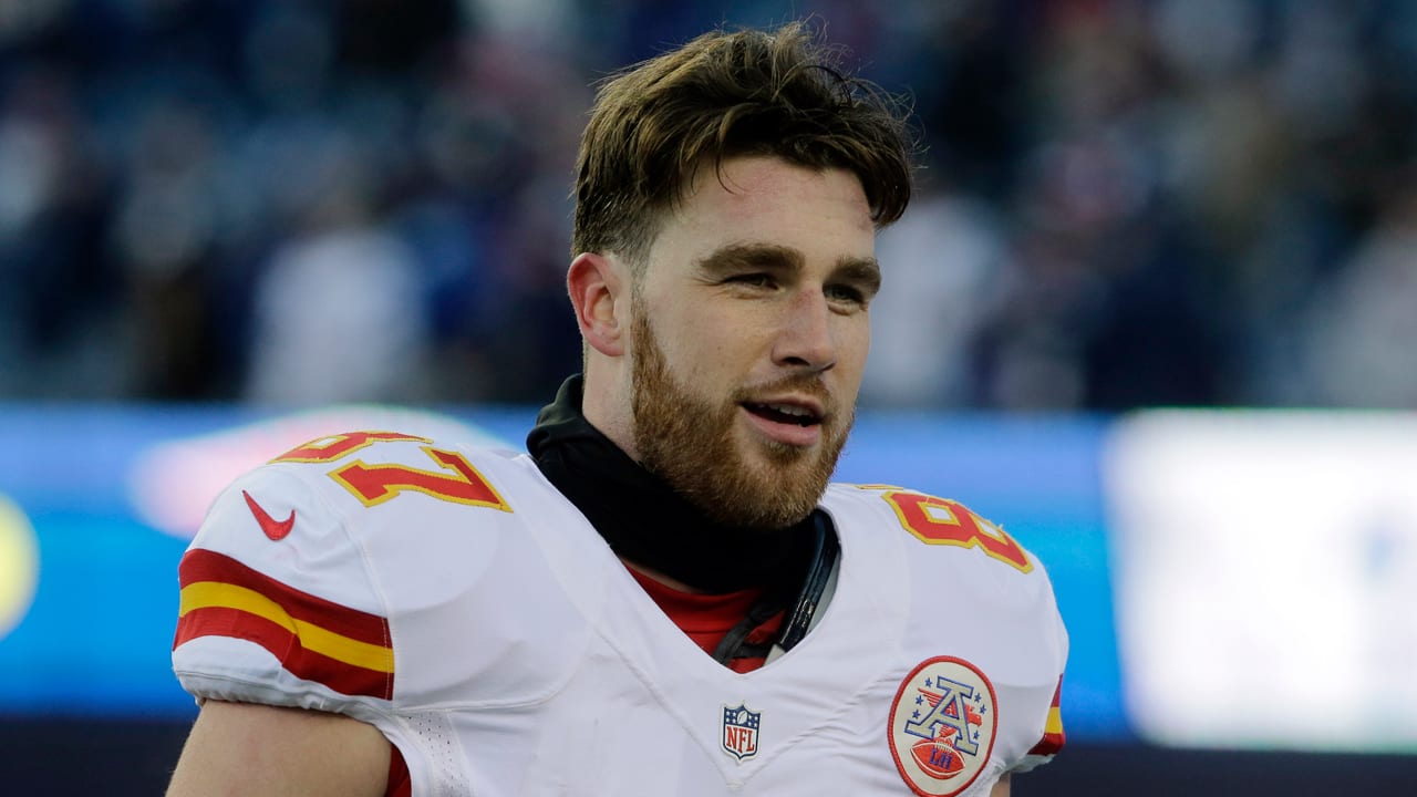 Chiefs Sign Travis Kelce to Contract Extension