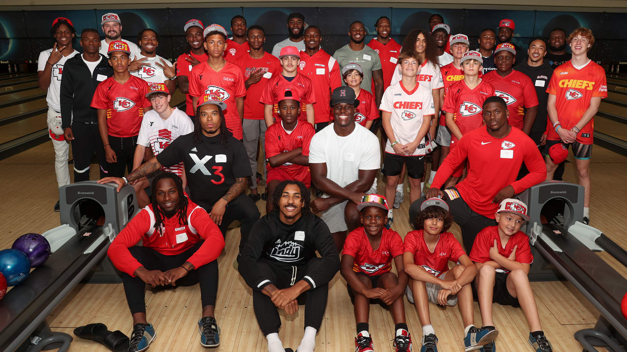 Chiefs Ambassadors Team Up with YMCA to Coach KC Hawks Flag Football Team