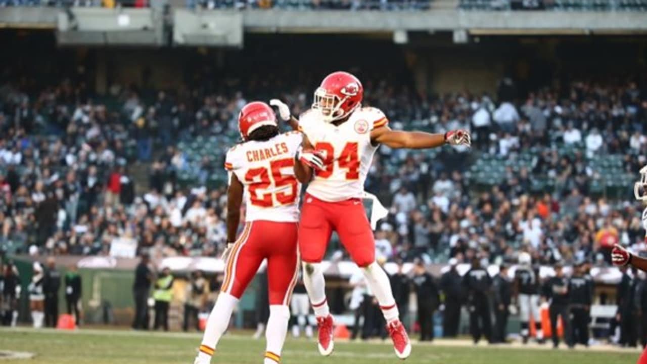 Jamaal Charles runs through Chiefs locker room as Flash for