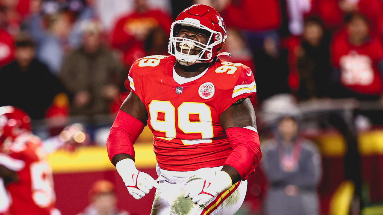 Kansas City Chiefs defensive tackle Khalen Saunders (99) comes onto the  field during an NFL football