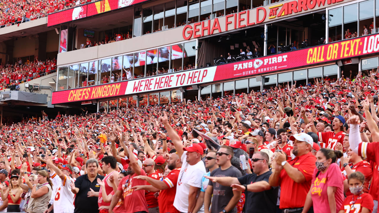 Kansas City fans stock up on football gear in Omaha