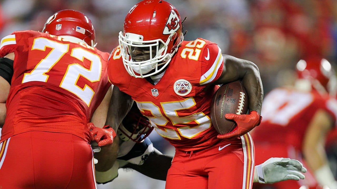 Kansas City Chiefs running back Jamaal Charles (25) scrambles for