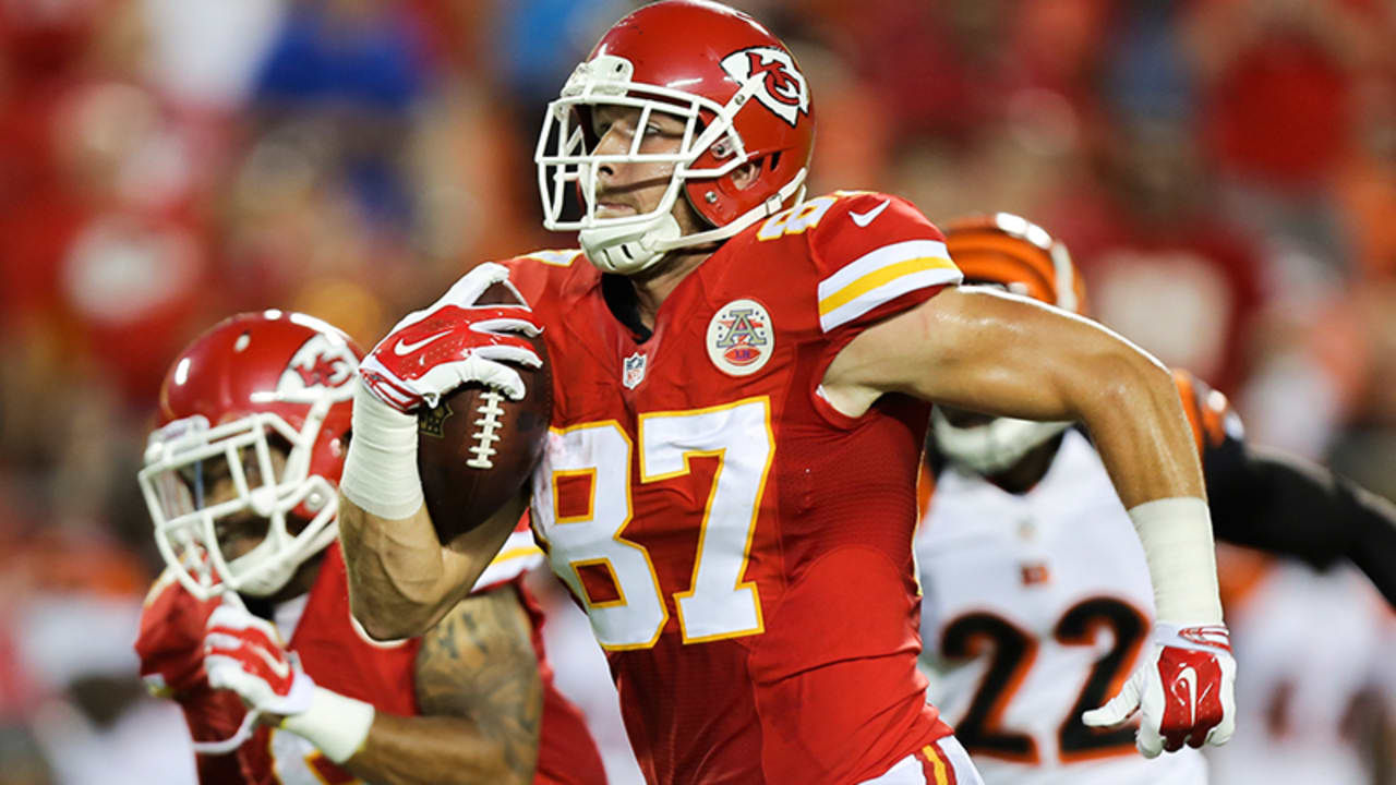 Can't-Miss Play: Kansas City Chiefs quarterback Patrick Mahomes'  sudden-stop move sparks 54-yard dime to wide receiver Skyy Moore