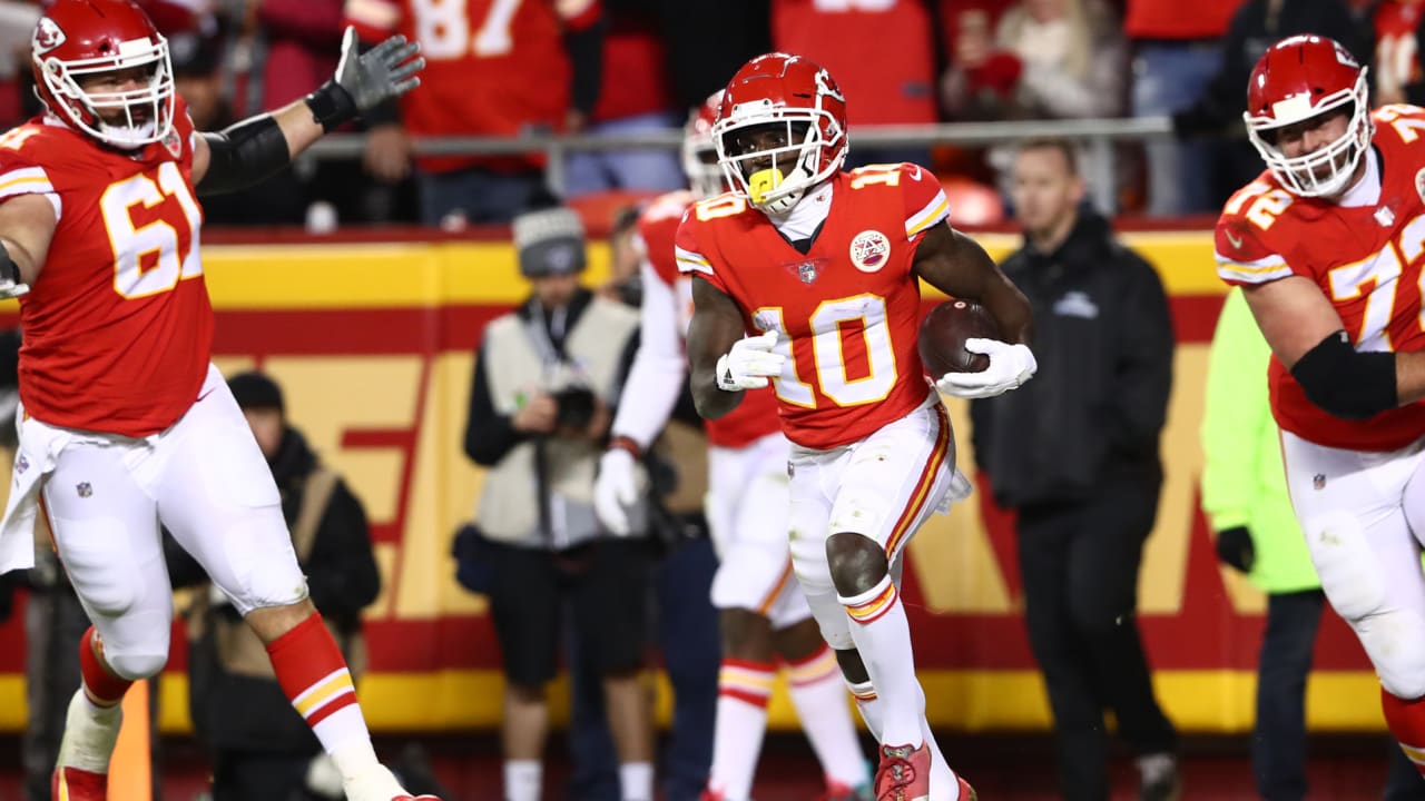 Tyreek Hill Blazes Past Oakland Defense for Second TD