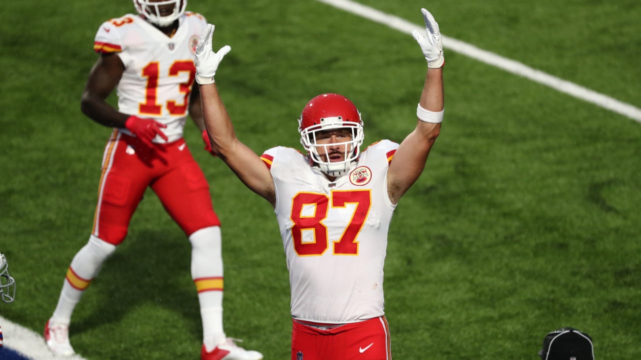 TOUCHDOWN: Patrick Mahomes Hits Travis Kelce for the Toe-Tapping ...