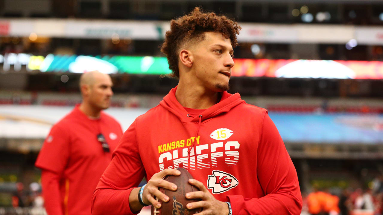 Patrick Mahomes Goes DEEP in Pregame Warmups