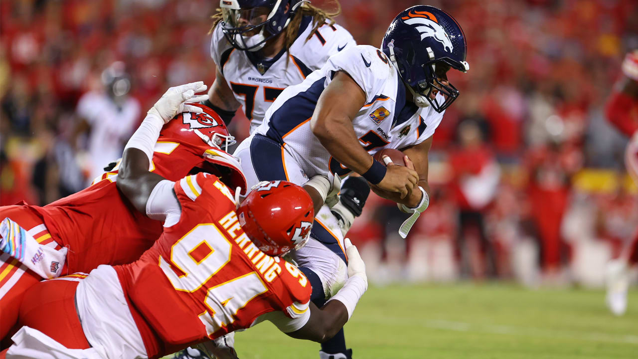 Broncos QB Russell Wilson exits game vs. Chiefs with possible head