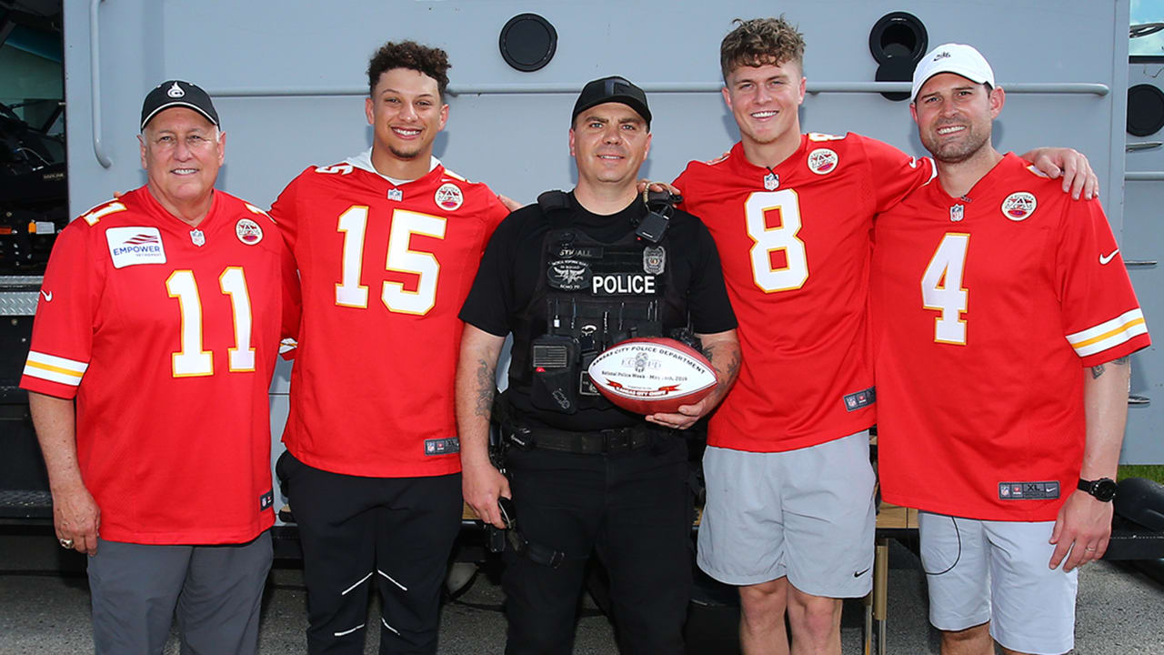 Patrick Mahomes Leads Visit to KC Regional Police Academy in Honor of  National Police Week
