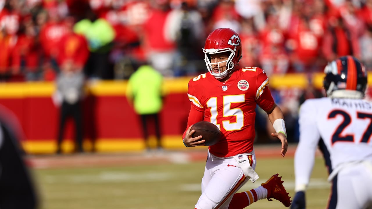 Patrick Mahomes Catches His Own Pass for a 6Yard Gain