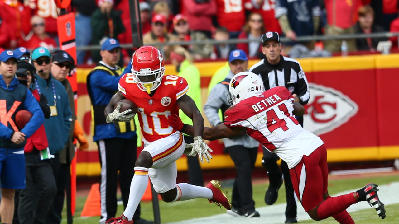 Tyreek Hill Turns Patrick Mahomes Flip Reverse Into 20-Yard Gain