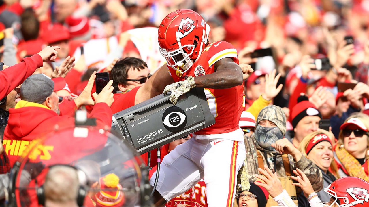 VIDEO: Patrick Mahomes, Tyreek Hill Piggyback Ride After 41-Yard TD