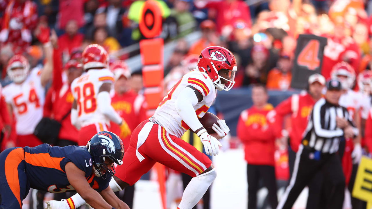 Crowd boos Russell Wilson throws pick 6 against Chiefs