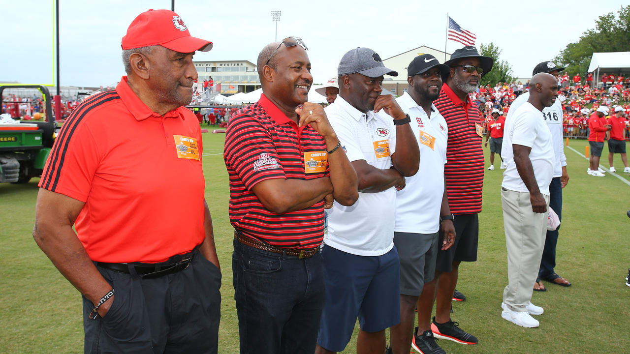 Dozens of Former Chiefs Gather at Training Camp for Alumni Day