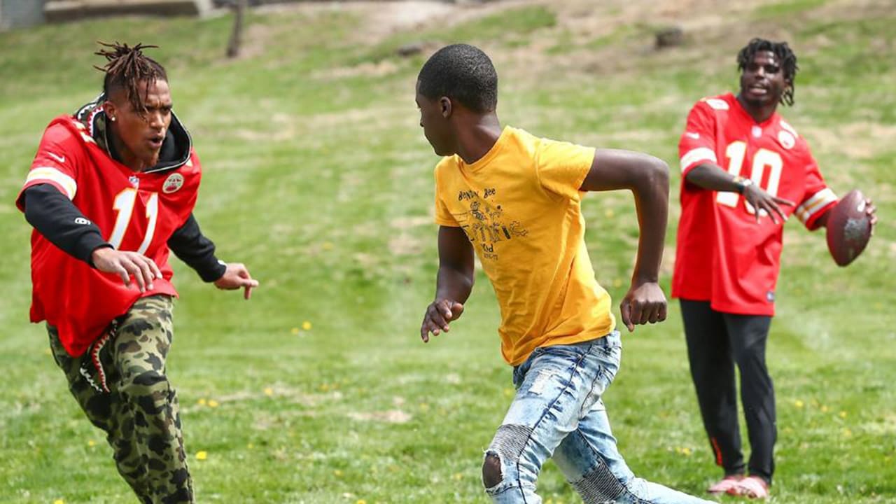 Chiefs’ Wide Receivers Encourage Kids to Embrace Healthy Lifestyles with Play 60 Clinic