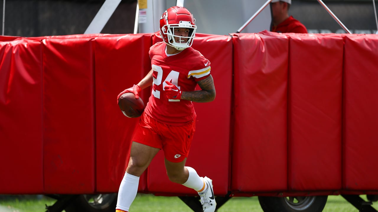 Kansas City Chiefs: Trey Smith grabbing headlines at training camp