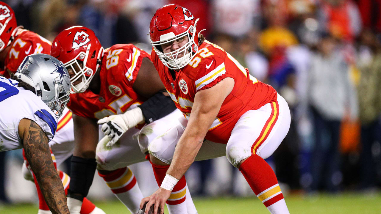 Linebacker Dino Hackett of the Kansas City Chiefs tangles up with San  News Photo - Getty Images