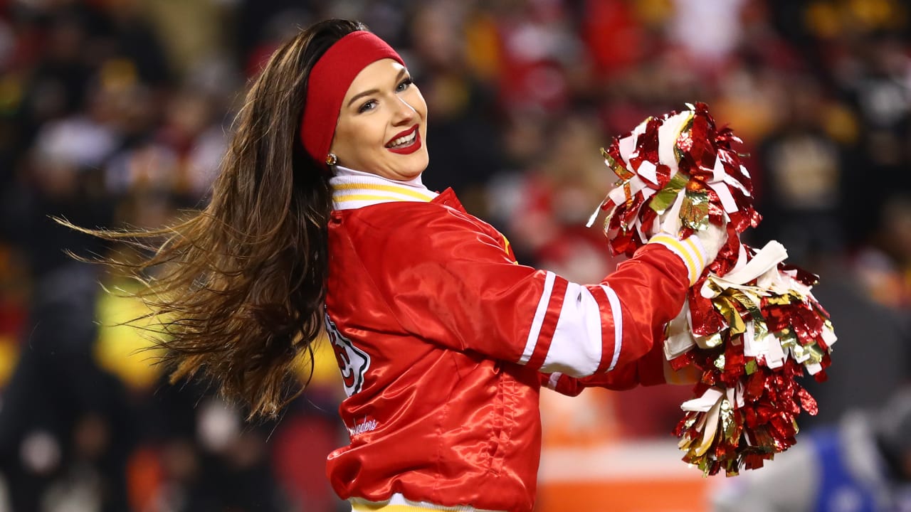 Tyreek Hill - Cheerleaders TD dance vs Steelers Wild Card Playoff 